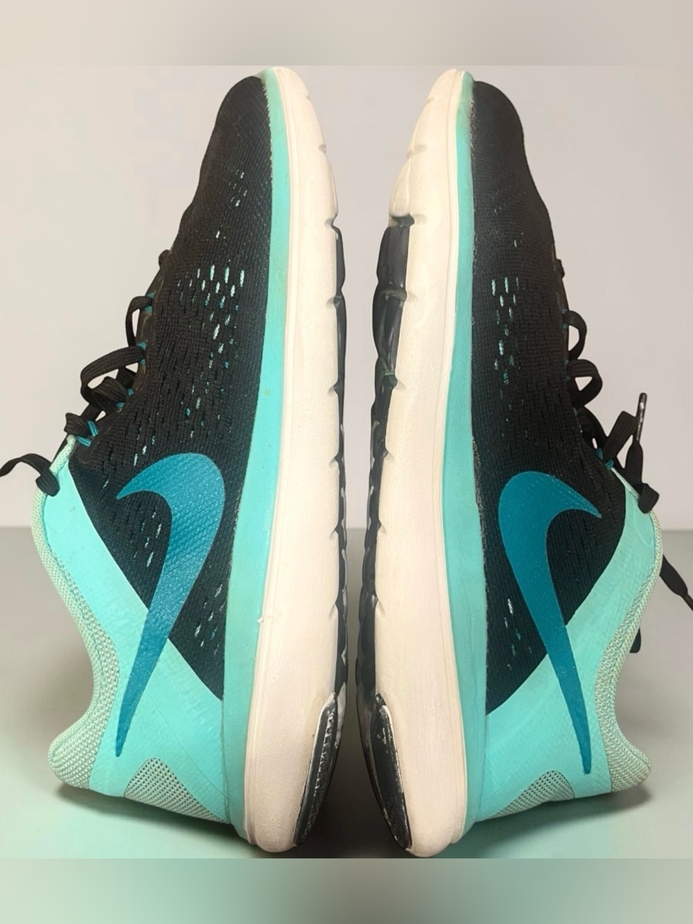 Nike Women's Athletic Sneakers in Teal and Black 8.5